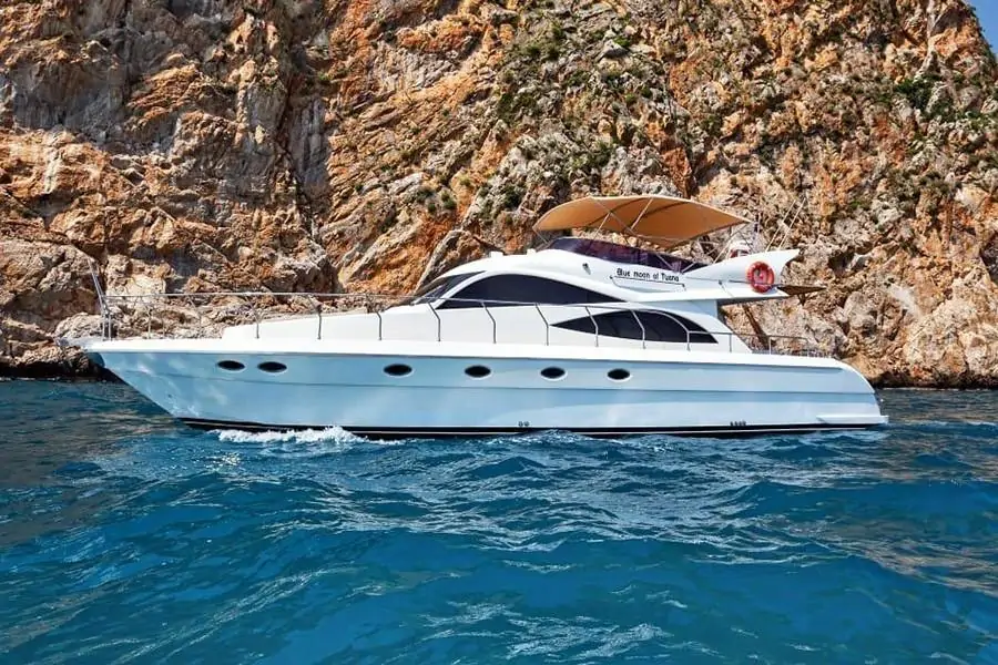 Моторная яхта BLUE MOON OF TUANA 9 &mdash; Sparks Life Worldwide