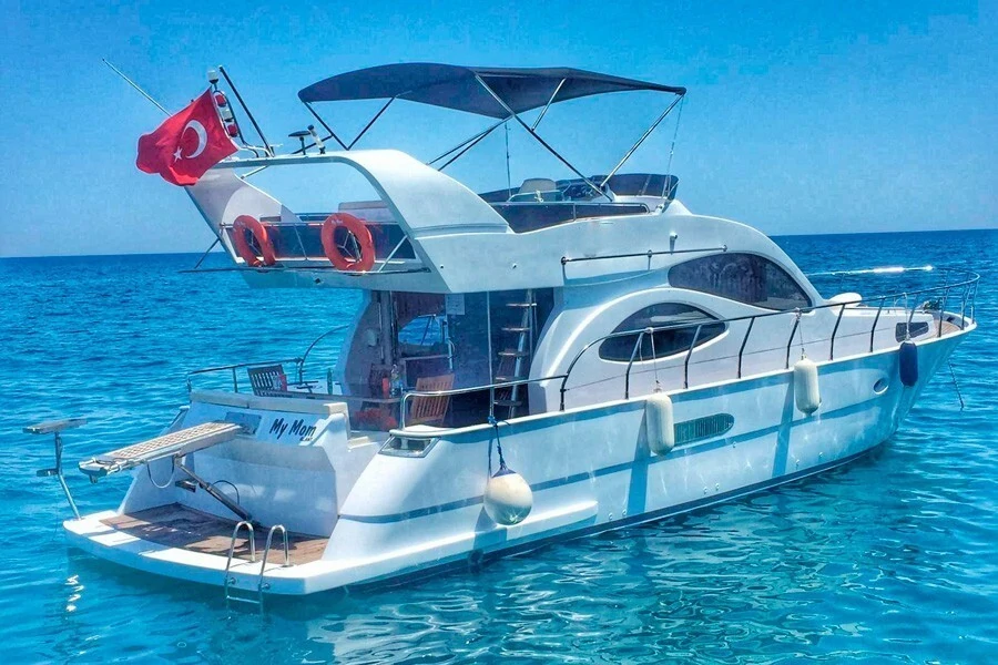 Моторная яхта MY MOM 13 &mdash; Sparks Life Worldwide