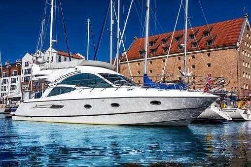 Зображення для статті: How to choose a yacht for rent