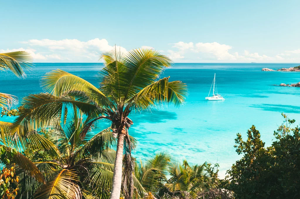 La Dig Marina (La Dig isl.) – Cocos isl. – Corieuse Bay (16 м.миль 2.6 години)