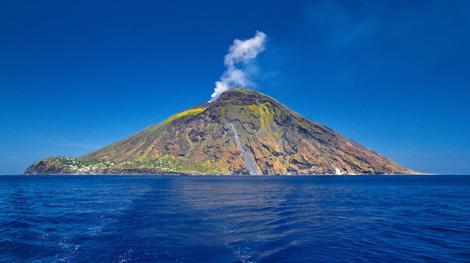 о. Вулкано (isola di Vulcano) - о. Стромболі (isola Stromboli) (27 м.миль. 4,5 години)